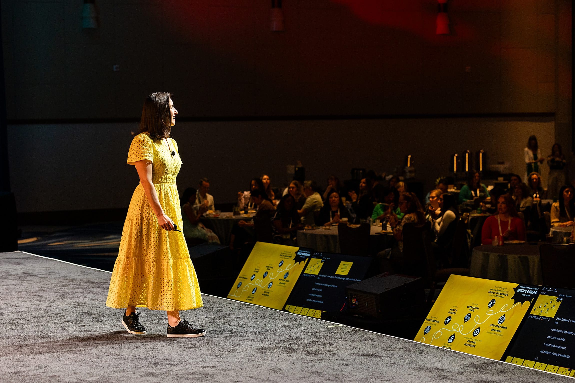 Palestrante em palco de conferência em Orlando