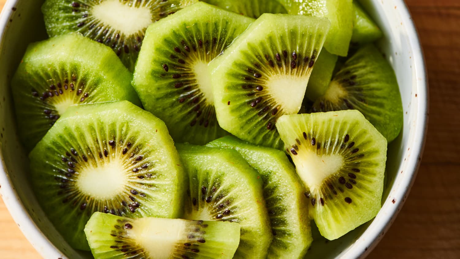 A bowl of freshly sliced kiwi fruit