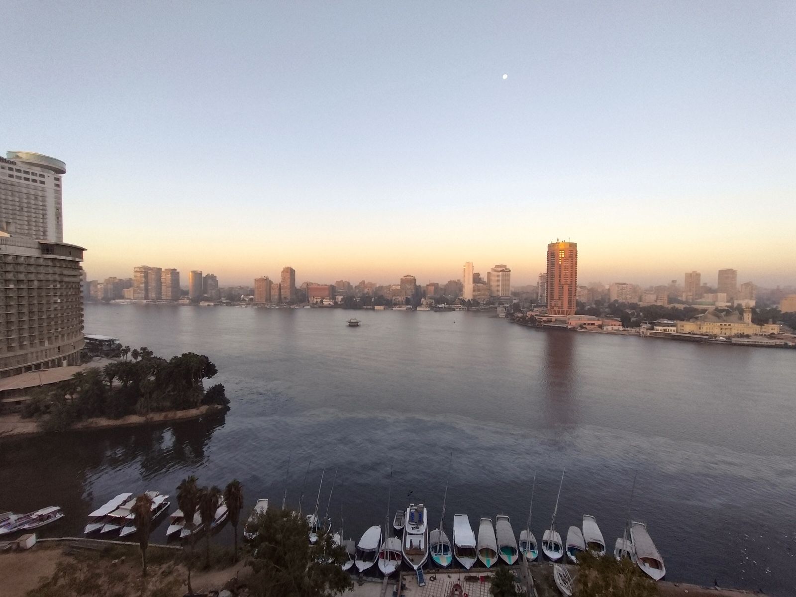 النيل وقت الغروب والمراكب