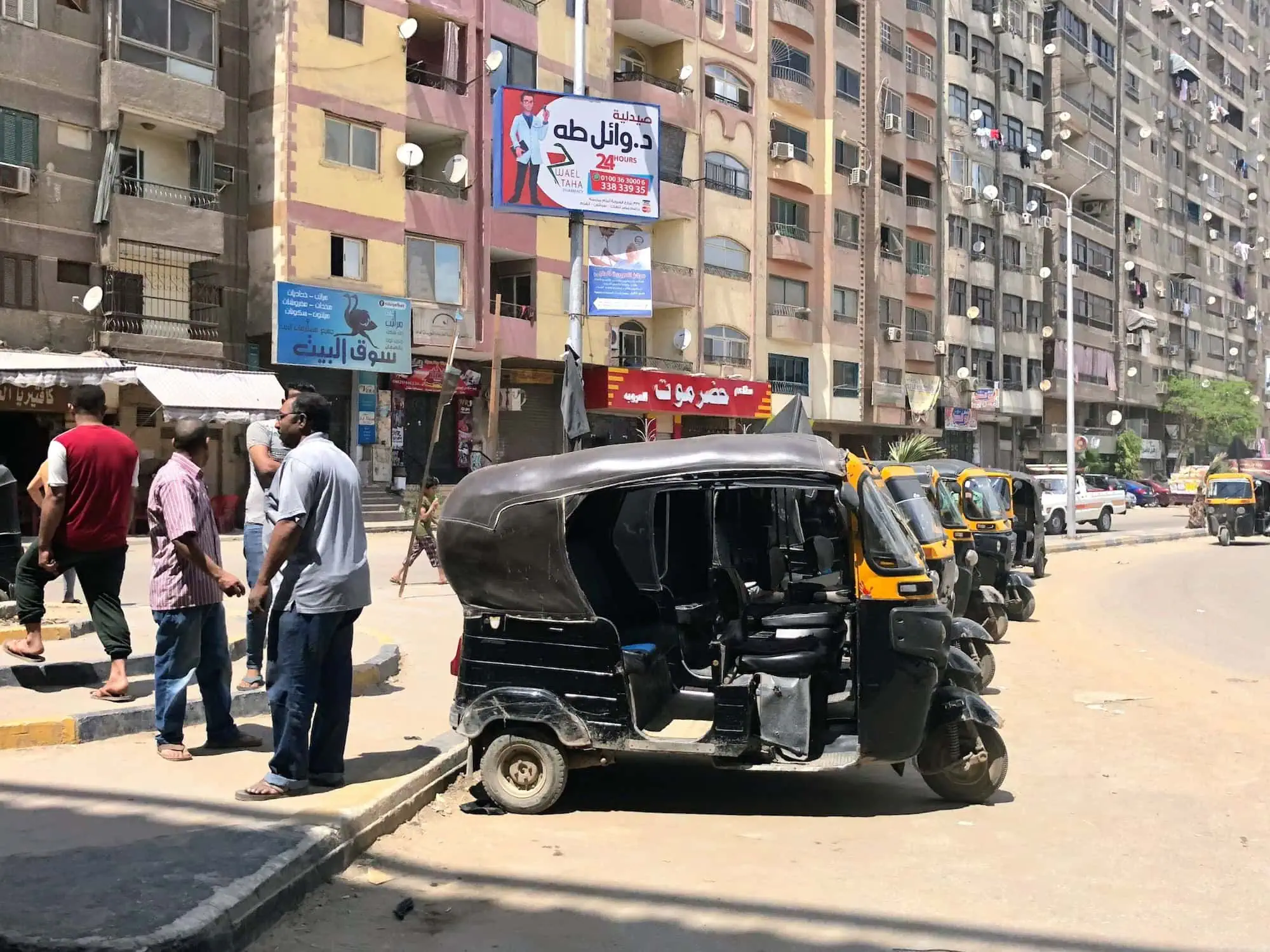 تكاتك في شارع مصري شعبي والناس واقفة