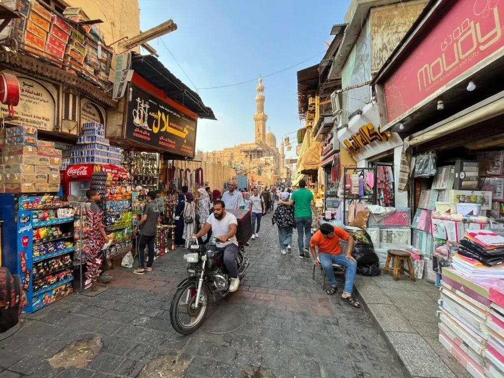 حارة خان الخليلي والناس والسوق