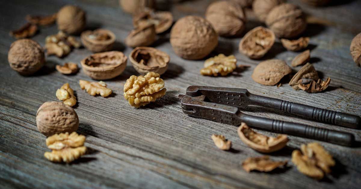 Noix cassées sur table en bois avec casse-noix