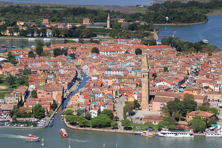 Casas de colores junto al canal en la isla de Burano, Venecia
