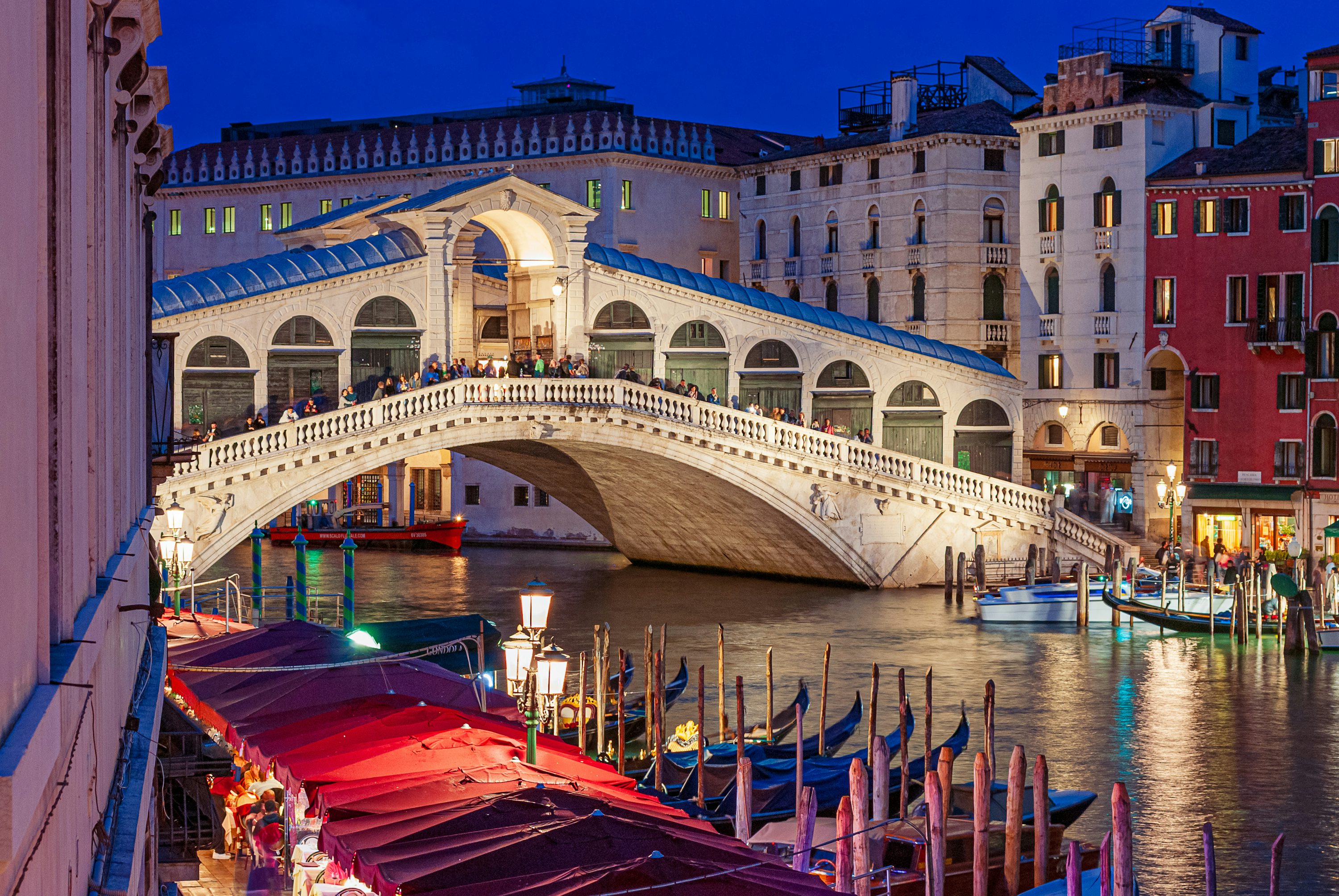 Puente de Rialto sobre el Gran Canal de Venecia