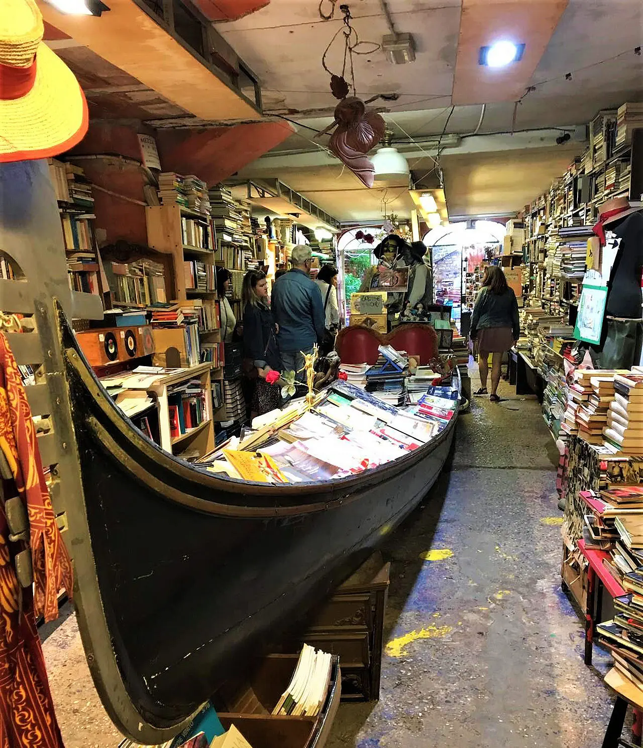 Libros guardados en una góndola dentro de la Librería Acqua Alta, Venecia