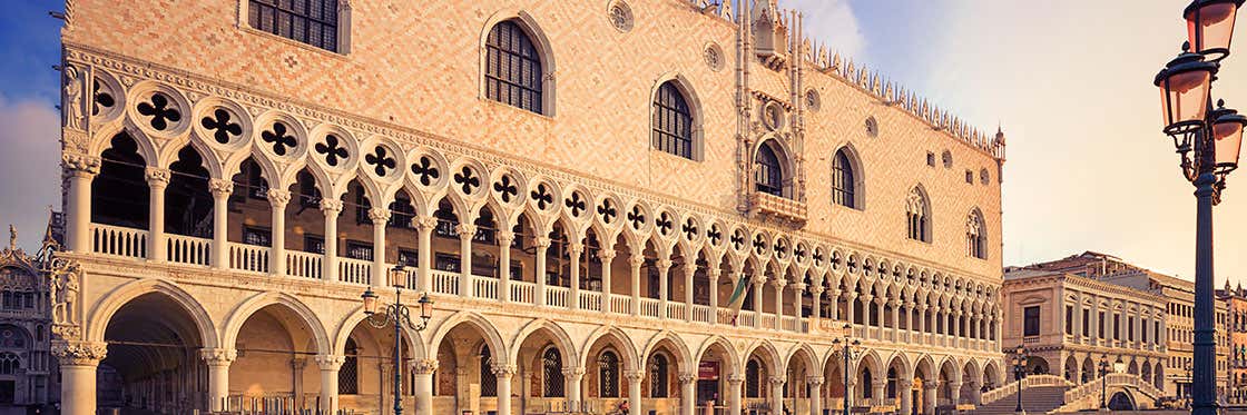Fachada gótica del Palacio Ducal en Venecia