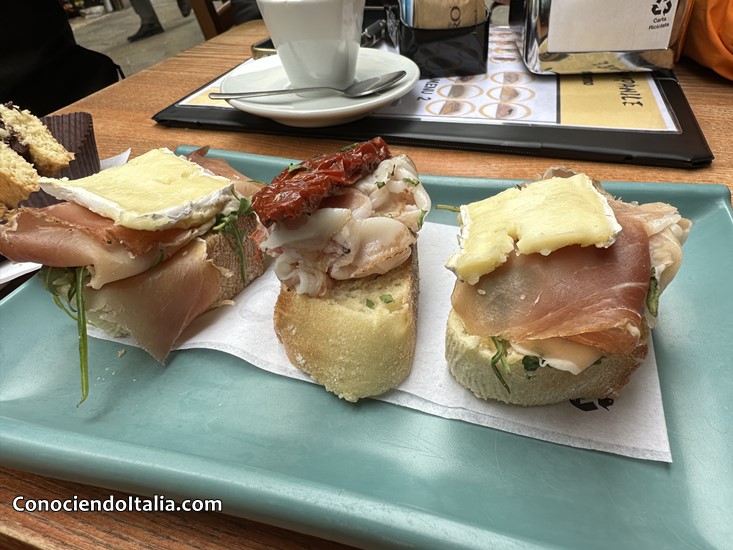 Surtido de cicchetti venecianos en la barra de un bacaro