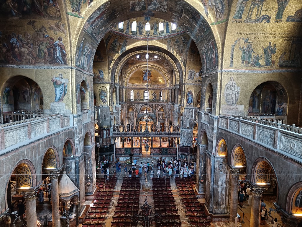 Mosaicos dorados del interior de la Basílica de San Marcos, Venecia