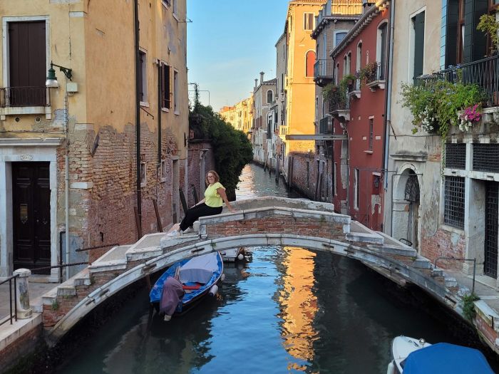 Canal tranquilo en el barrio de Cannaregio, Venecia