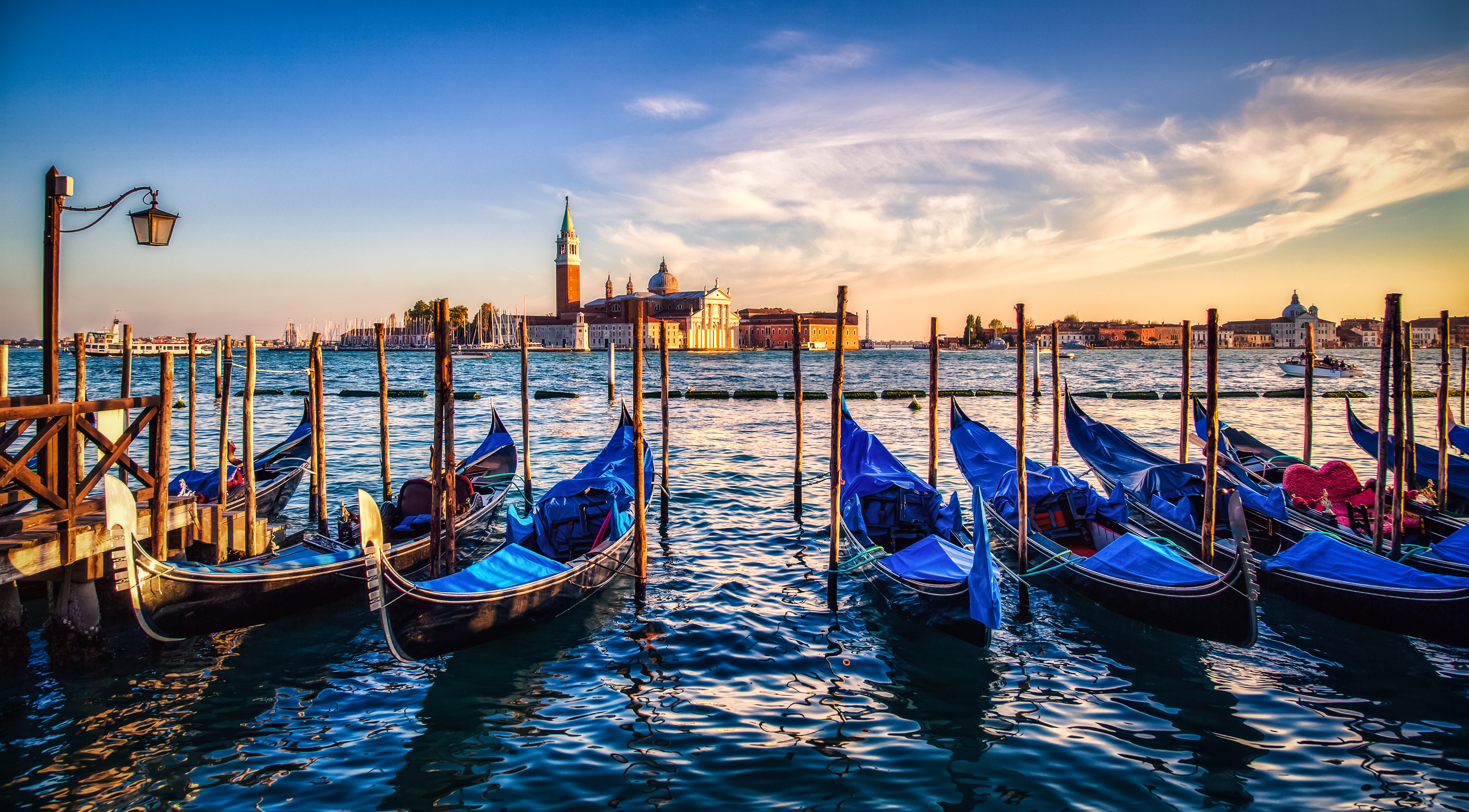 Góndola navegando por un canal estrecho de Venecia