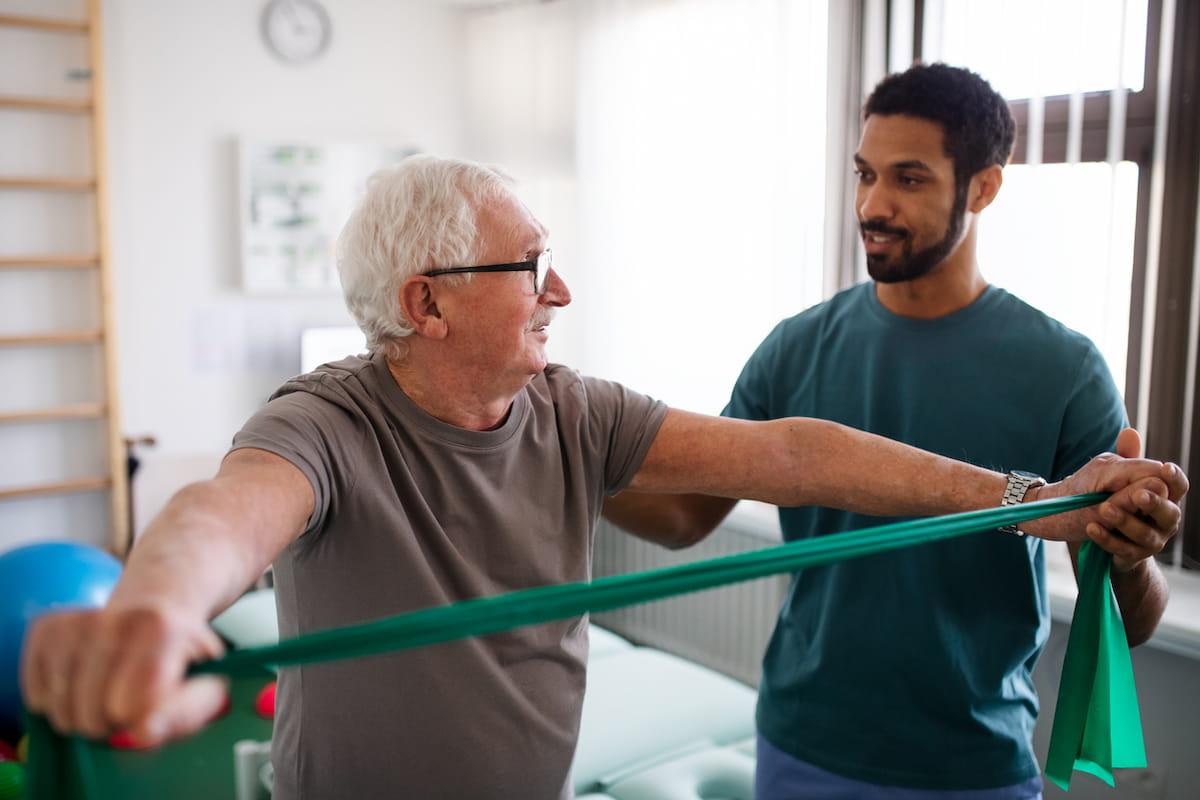 Personne âgée faisant de l'exercice