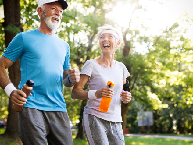 Couple senior faisant de l'exercice