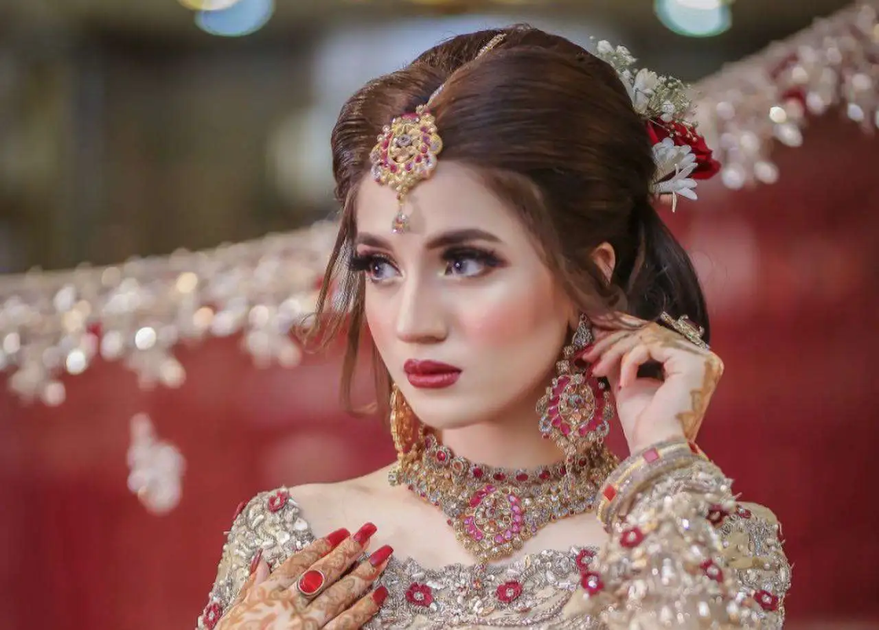 Alle'nora Annie bride in signature bridal make-up and heirloom jewellery