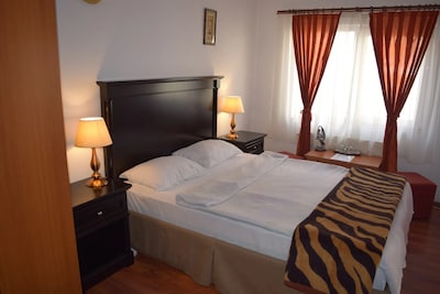 Cameră Dublă cu pat queen pensiune Sibiu – Pensiunea Sibiana